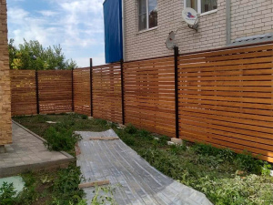 Забор из деревянного штакетника с зазорами