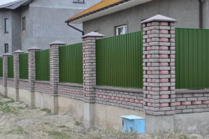 Забор из профлиста с двухцветными кирпичными столбами